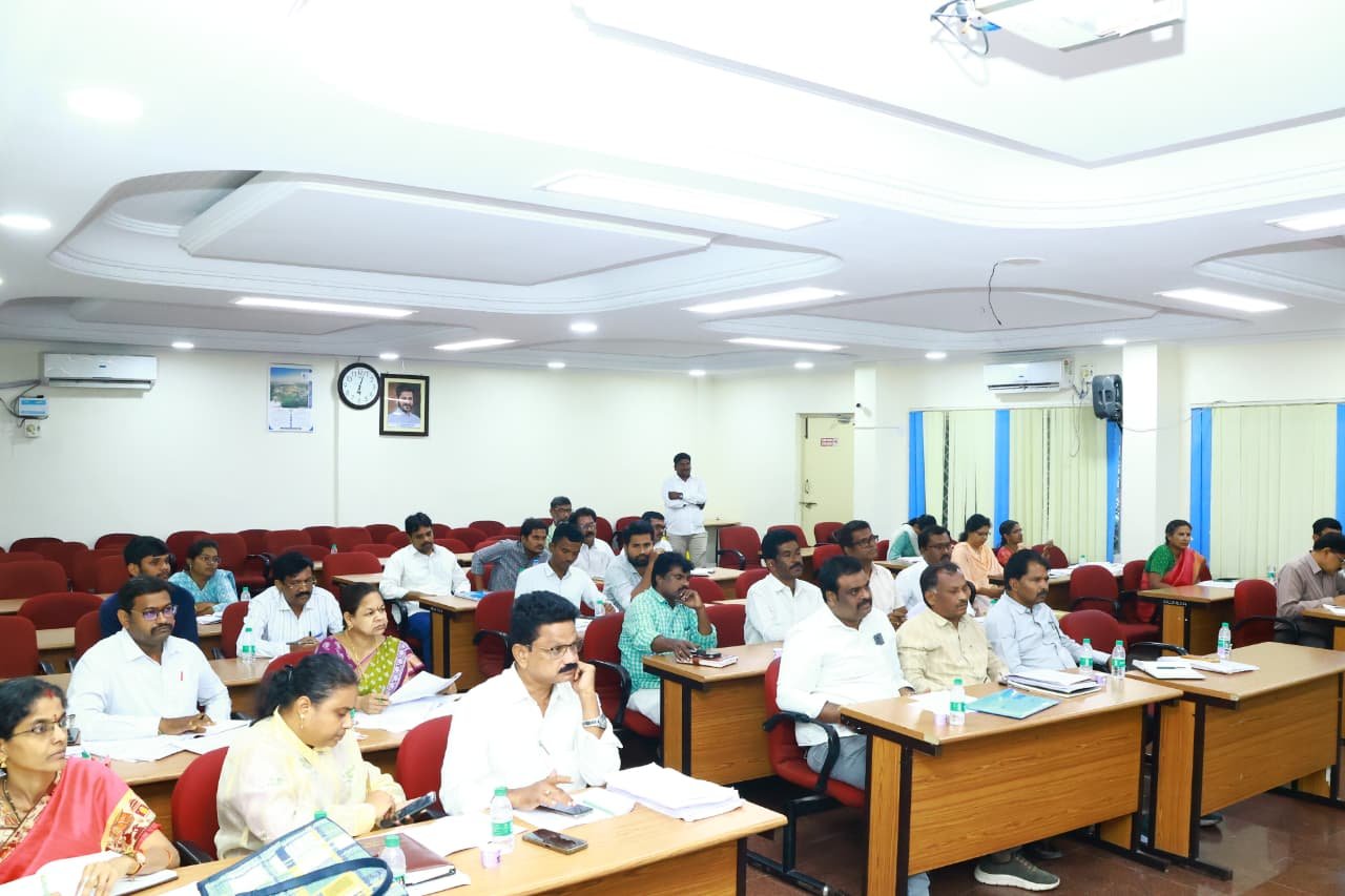 భూసేకరణ చెల్లింపులలో భాగంగా జిల్లాలో ఆయా ప్రాజెక్టుల కింద భూసేకరణ చెల్లింపులు వేగవంతం చేయాలని జిల్లా కలెక్టర్ బి చంద్రశేఖర్  అధికారులను ఆదేశించారు. - Additional Image